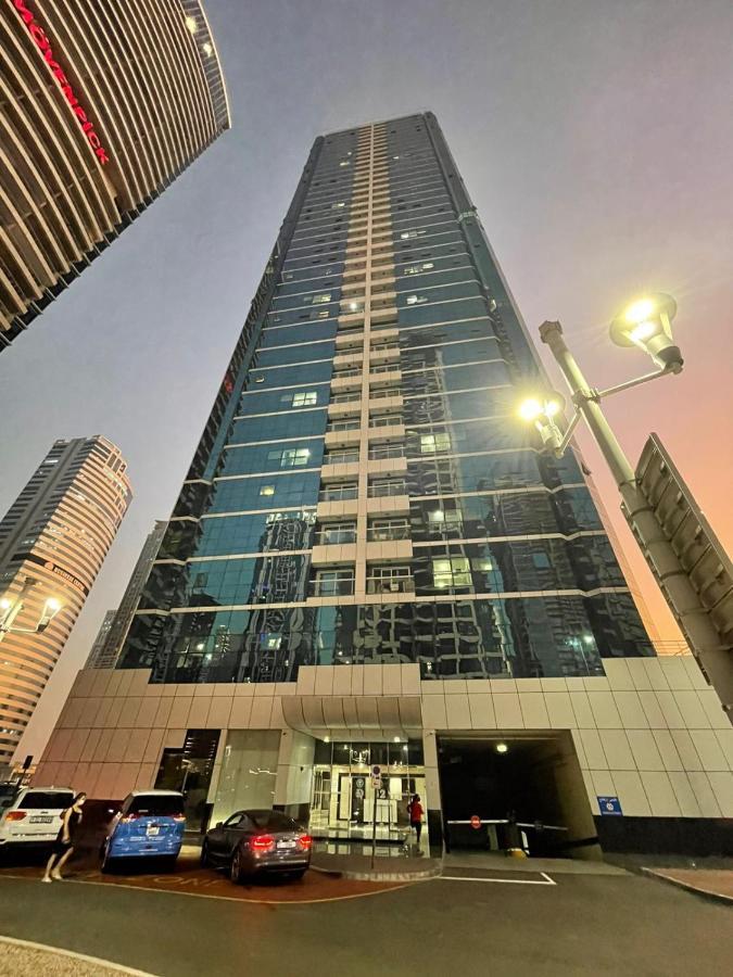 Near MetroCozy & Comfy 1Br Apartment In Jlt Dubái Exterior foto